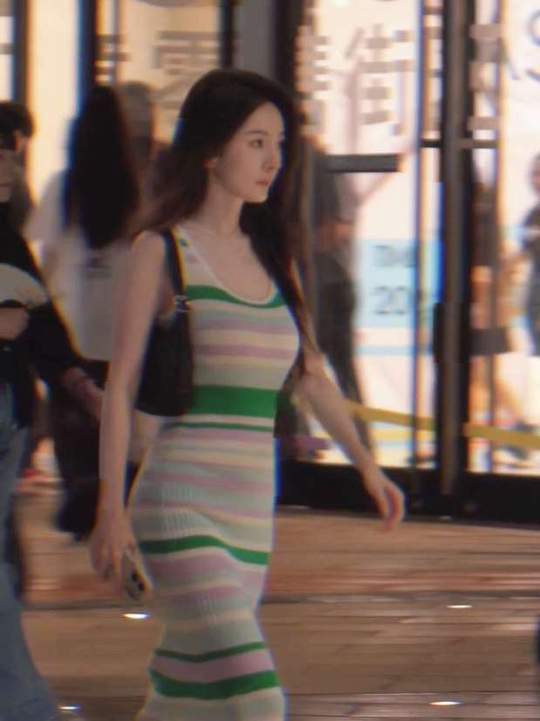 杨幂走姿杨幂白帆走路曼妙杨幂走姿，杨幂白帆走路曼妙，上一秒allblack