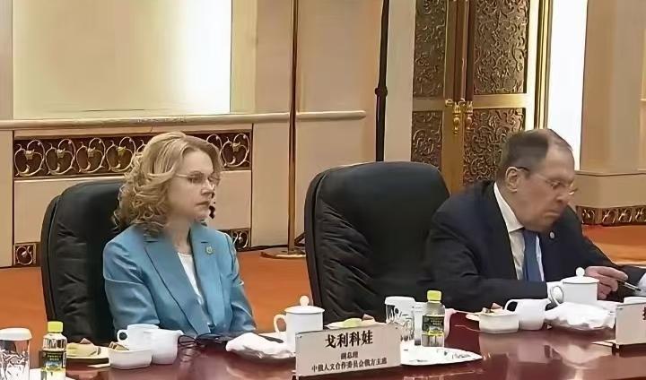 普京访华，这个漂亮女人非常显眼…她名字叫戈利科娃，今年60岁，俄罗斯副总理，主管