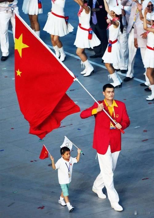 2008年奥运会开幕式上，姚明高举红旗走在人群正前方。突然，张艺谋脸色大变，冲着