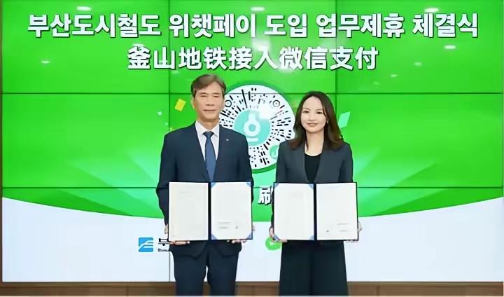 咦，小西八现在也接受微信了？不摆出一副高高在上的嘴角脸了？看来还是能吃上饭?