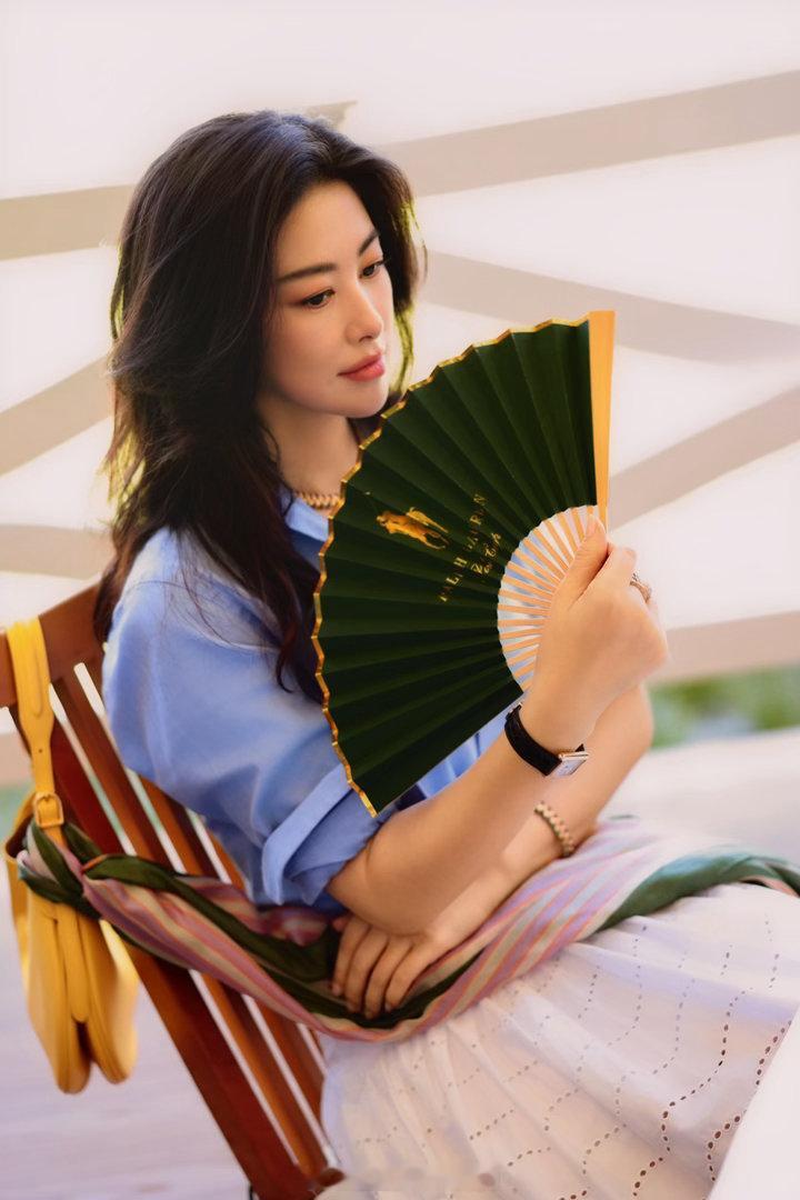 朱珠被晒红了她穿白裙站在阳光下的那张图，皮肤被晒得微微发红，发丝被风吹起来。没