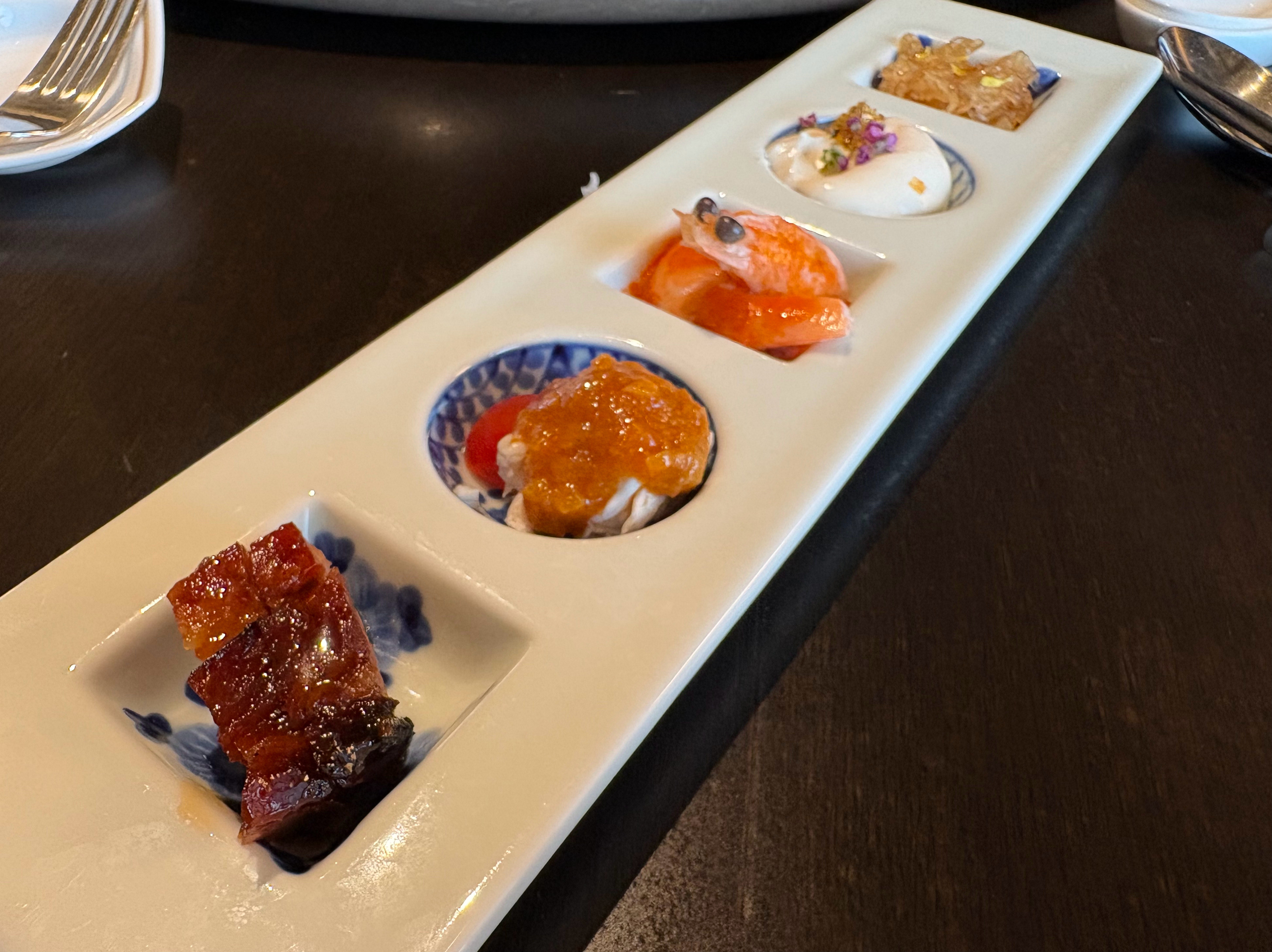 在新加坡吃个日本人开的中餐川菜馆…但这里面仔细看哪有什么川菜啊…那个麻婆豆腐好吃