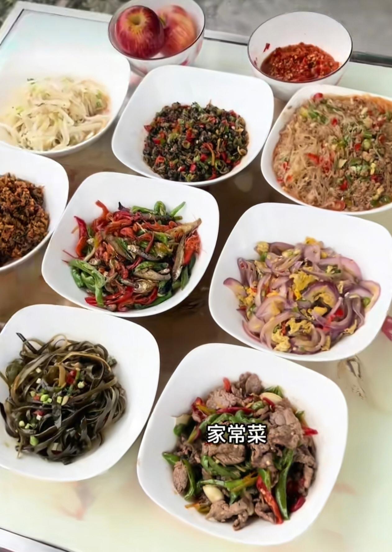 受邀到叔叔家做客，婶婶准备了满满一桌香辣家常菜。爆炒小鱼小虾、田螺肉、蚂蚁上