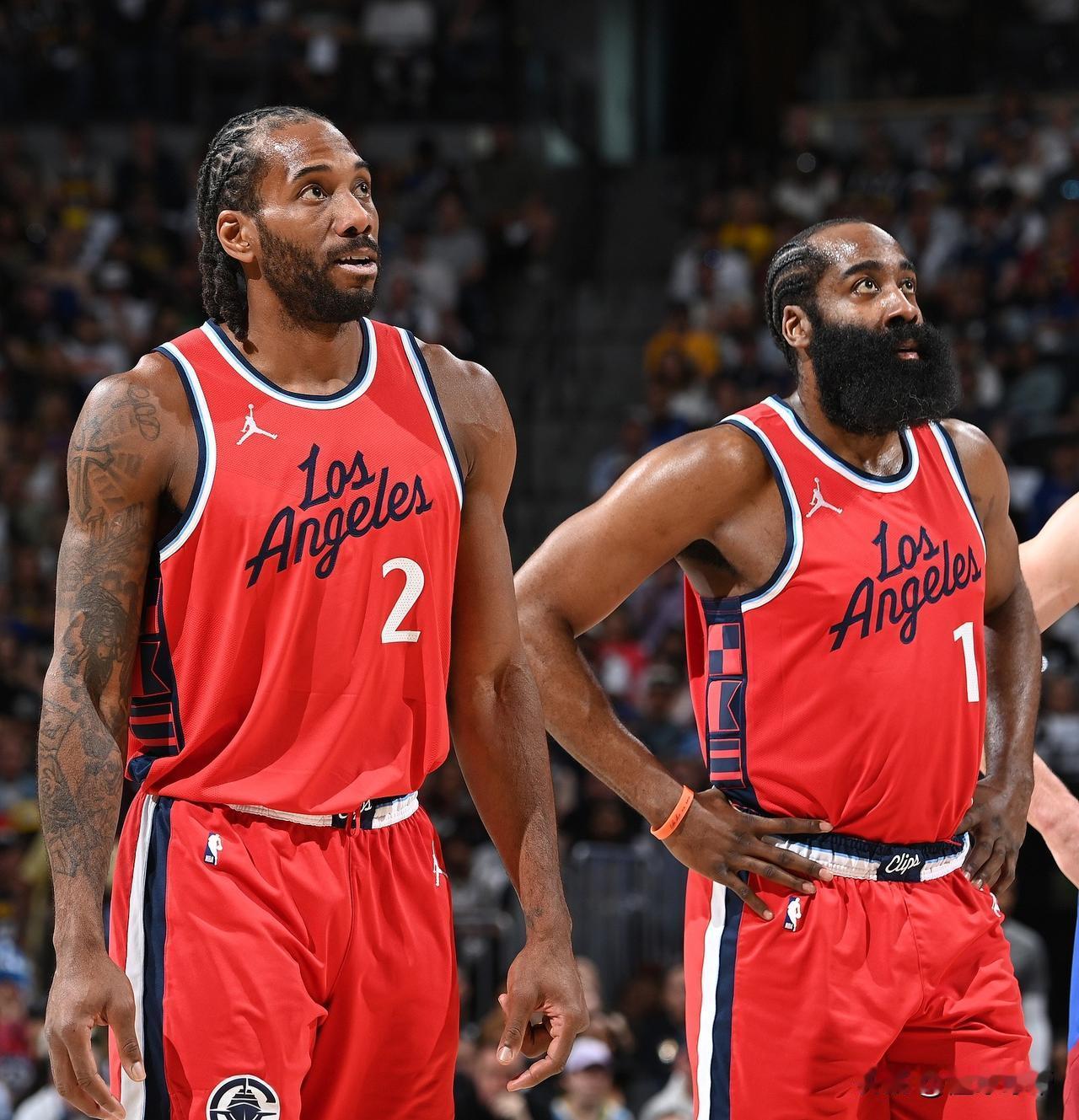 闷闷不乐，好兄弟哈登要离开了莱昂纳德无心恋战快船输给了76人!在今天快船与7