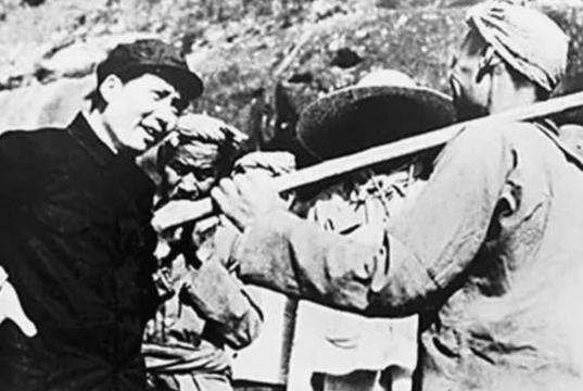 贫穷可以让人卑微到什么地步？1946年1月，毛主席家的窗户坏了，请了一个50多岁