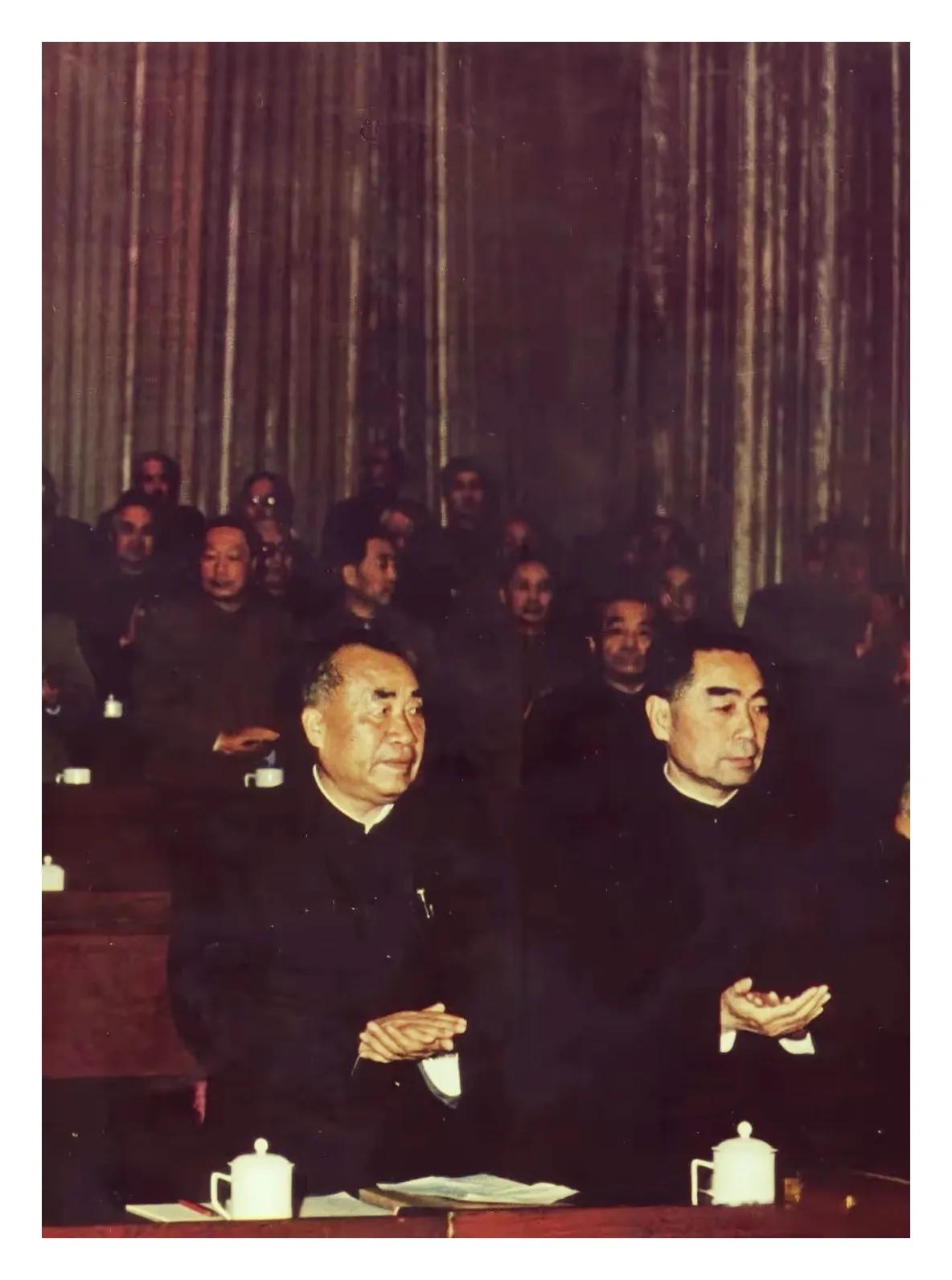 你介绍我入党，我行军礼为你送行1922年，相识于德国柏林。1927年，共同