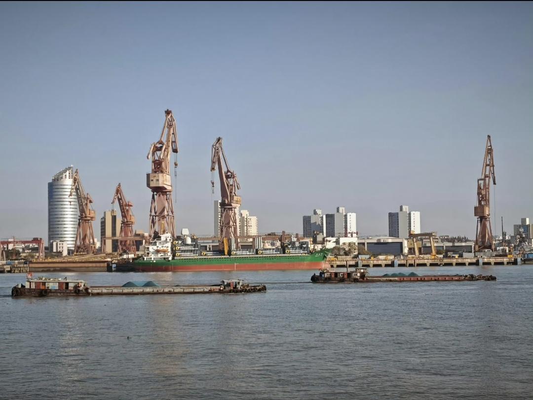 导弹“批发”货轮[呲牙笑]，四个大型多功能导弹发射装置共60个850垂发。还有S波