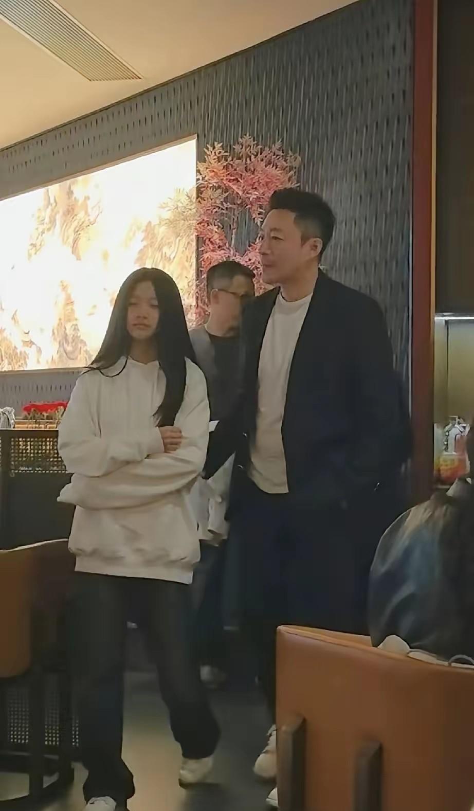 别再猜大S女儿的长相了，真正的差距根本不在脸上。全网等着看“小大S”的神颜，结