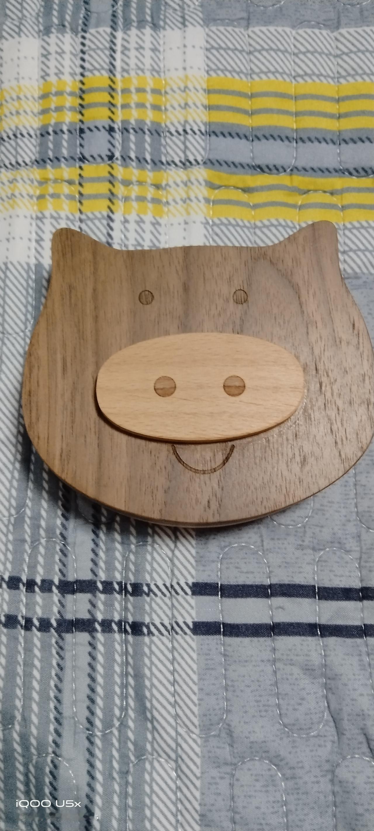 前几天大扫除，无意间翻到了外孙女小时候的脐带，胎毛，当时用一块儿红布包上的，我打