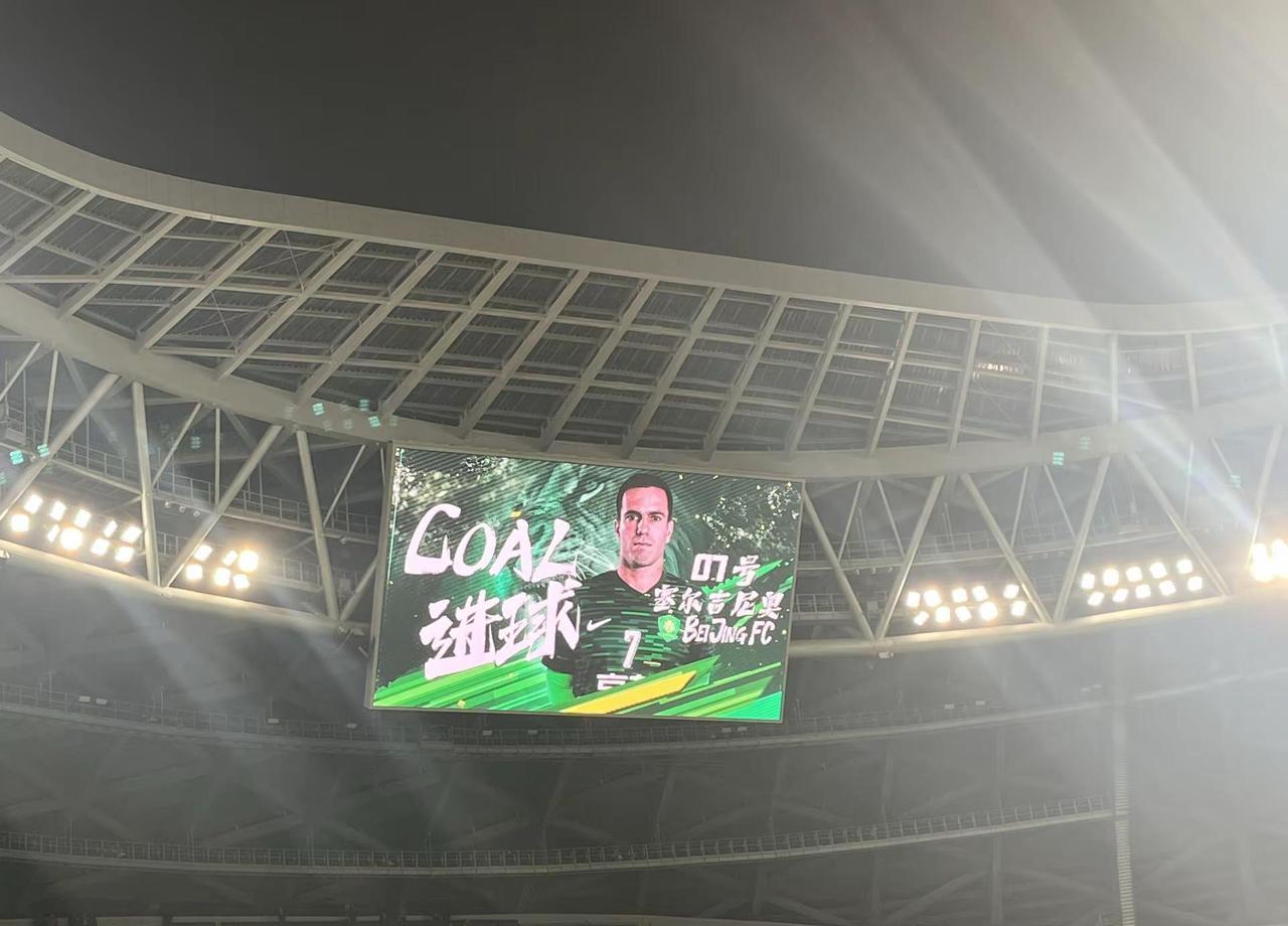 那个曾经被全场嘘声问候的“电梯战神”，离队时带走了所有骂声，也卷走了所有不舍。