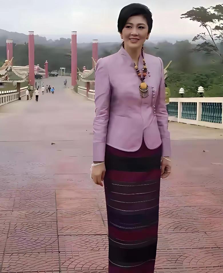 英拉能把泰式服装穿出灵魂，极具亲和力和东方韵味