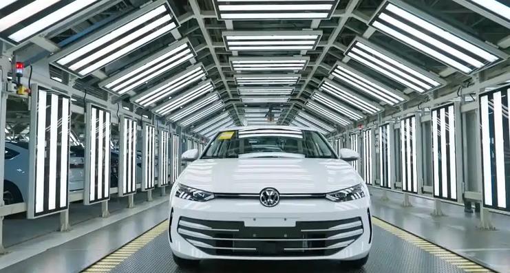 11月3日，上汽大众朗逸Pro实车亮相同时正式下线。新车作为“Pro”系列的新