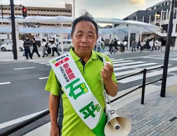 被家族除名的石平，又厚着脸皮回来了，这次他选了条"最聪明"的路。6月14号，石