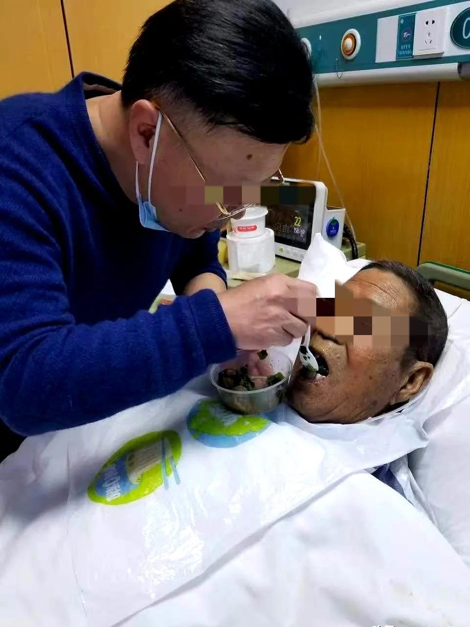 湖北武汉，男子父亲病重做手术，需要男子陪护，男子跟公司领导请假，他先是发信息，领
