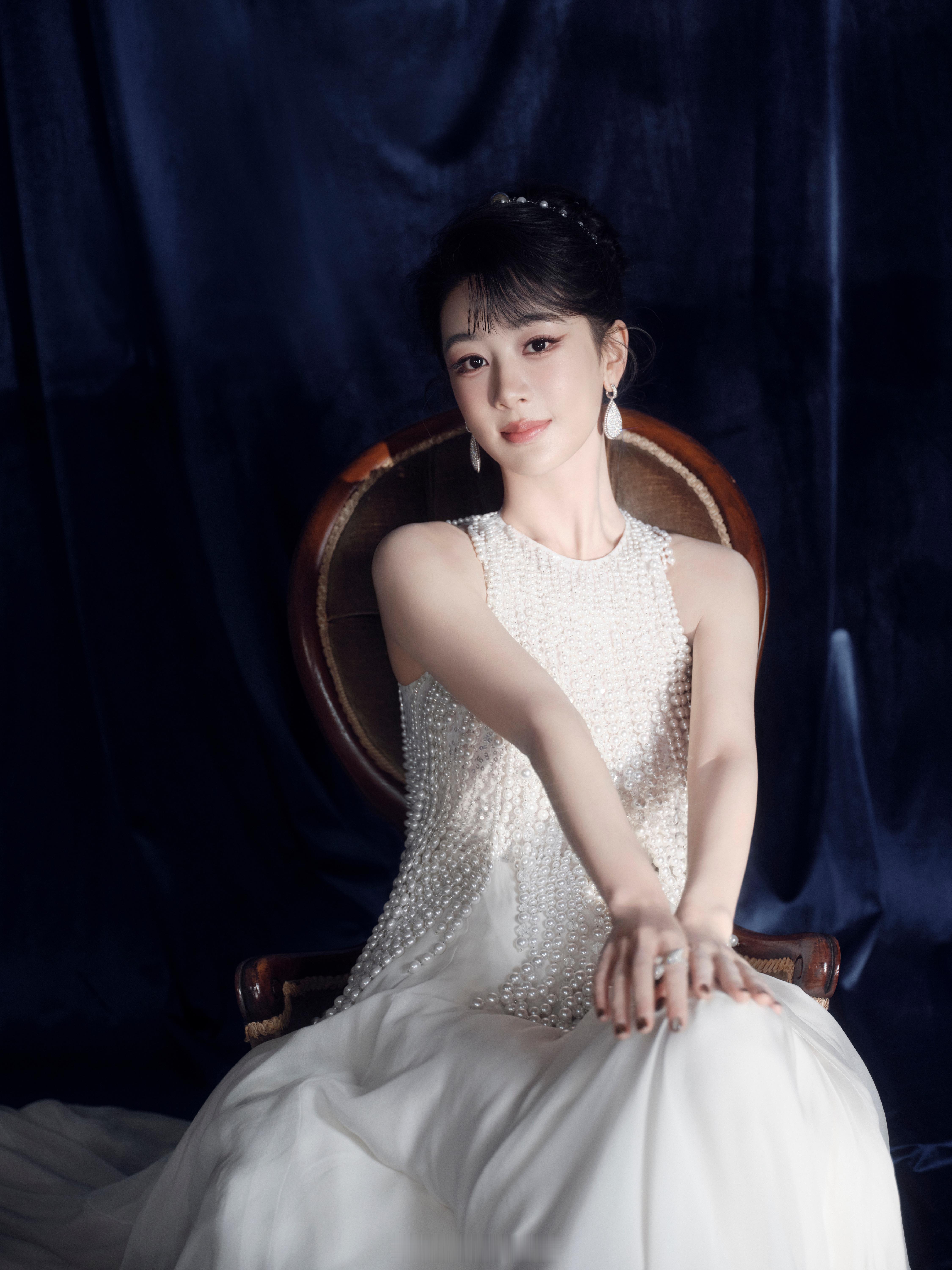 杨紫最新生日大片来啦！㊗️杨紫1106生日快乐呀！🎂杨紫珍珠高定​​​