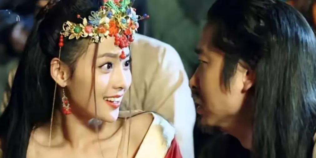 唐僖宗时，皇宫里放出大量超过三十岁的宫女。有个才情出众的宫女嫁给了一个穷书生，婚