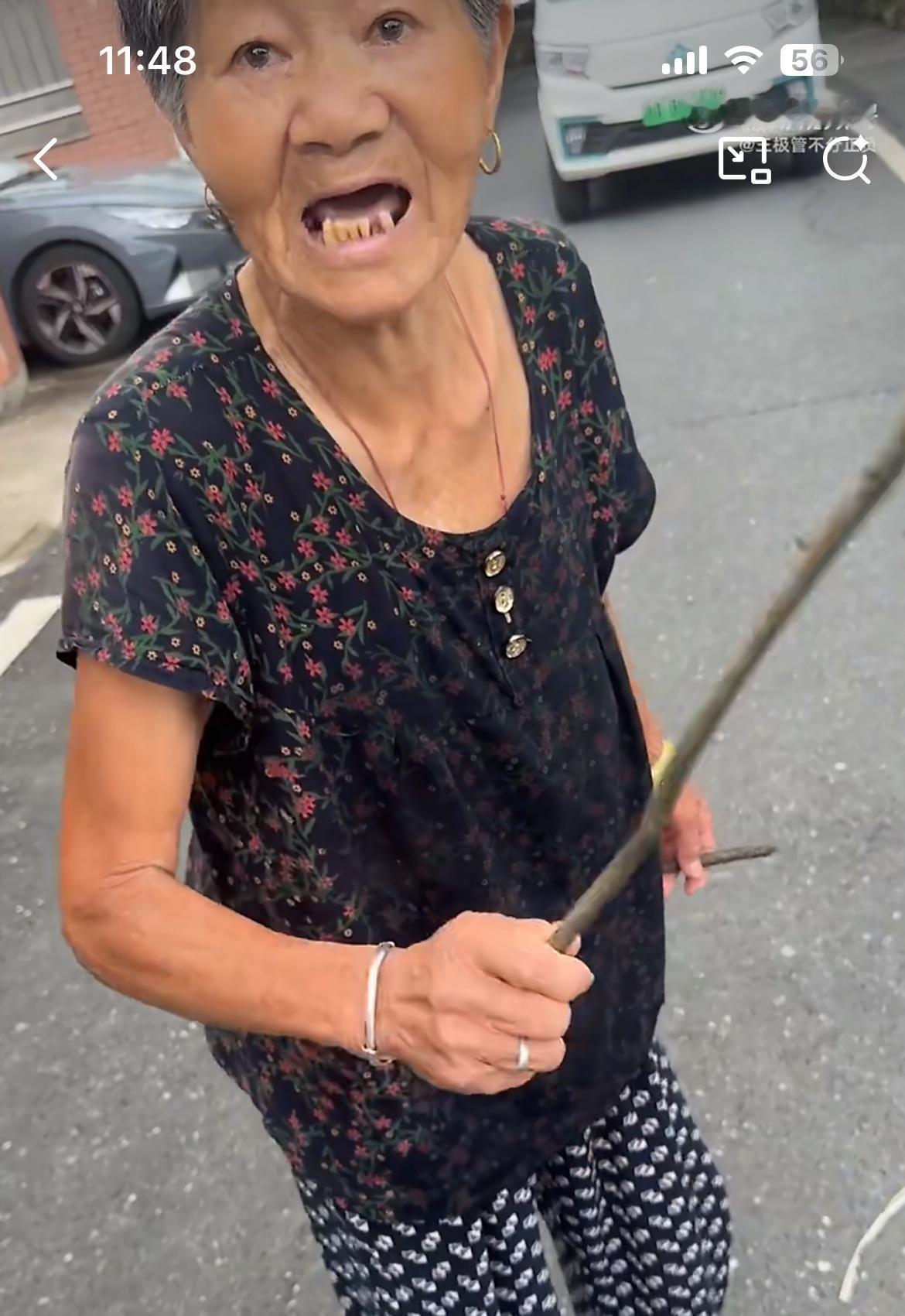 男子吐槽在杭州某村，遭到这名老太莫名其妙的辱骂殴打，可他明明都不认识她。男子说他
