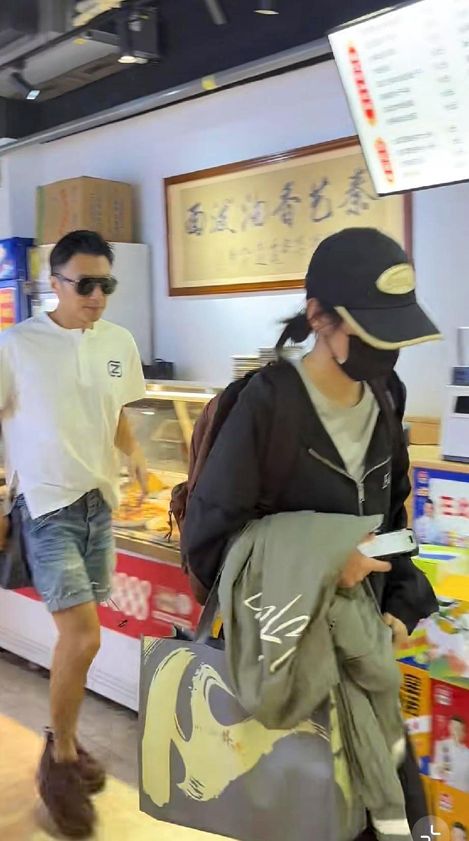 一个快50岁的人，怎么还能在街头走出20岁的动静？谢霆锋这次在西安，真是把“状