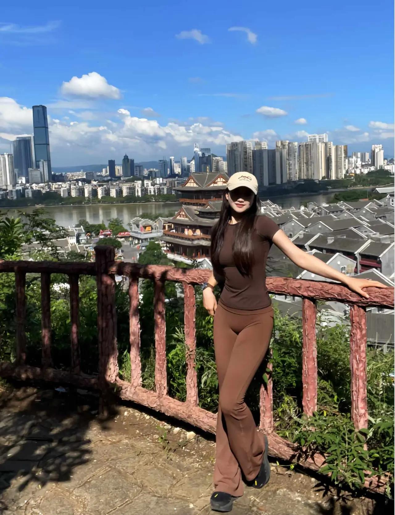 穿瑜伽裤爬山，其实就是找个石头公园拍几张照片的意思，实在没有必要顶风冒雨往上冲。
