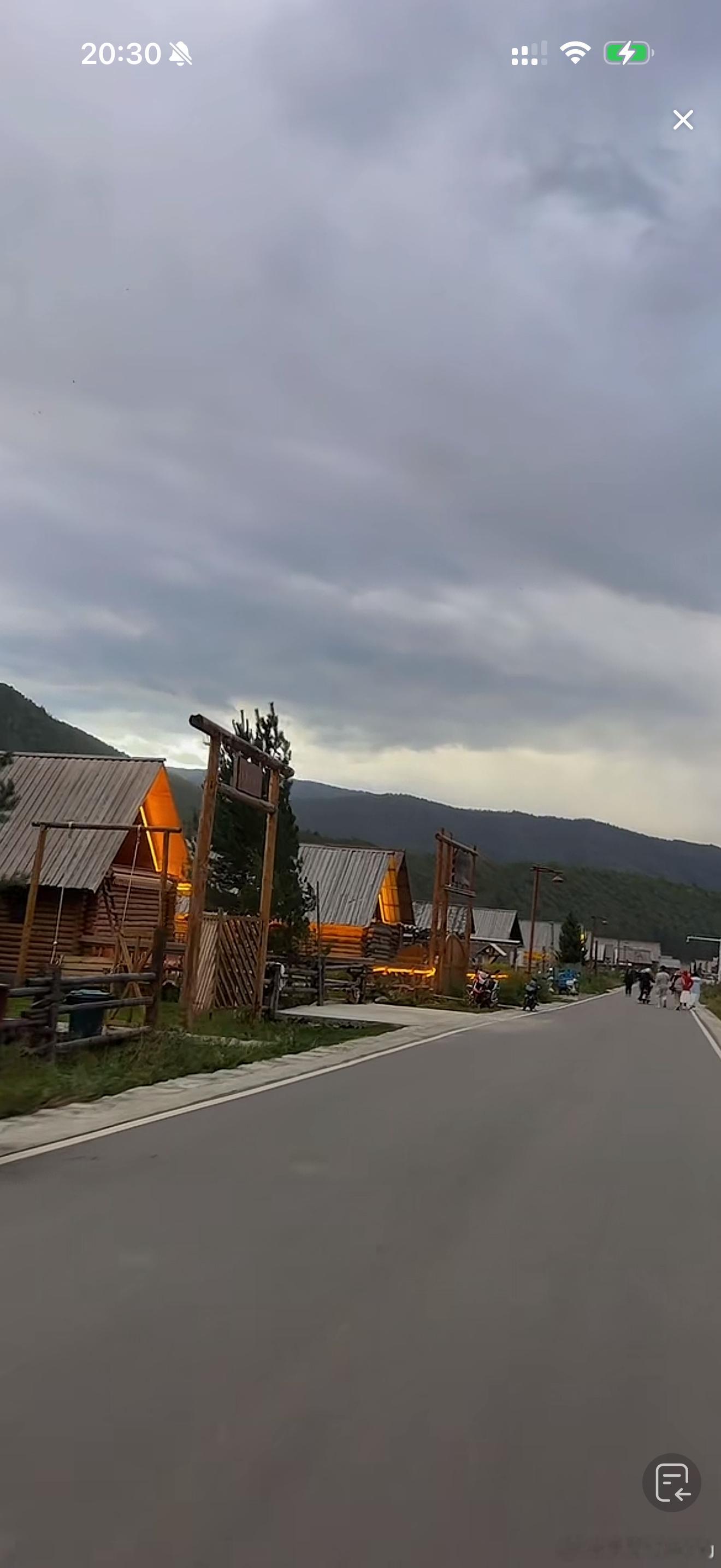 我昨天开始一直在看喀纳斯的民宿没错就是民宿我是根本不想住民宿关键是民宿还特别贵一