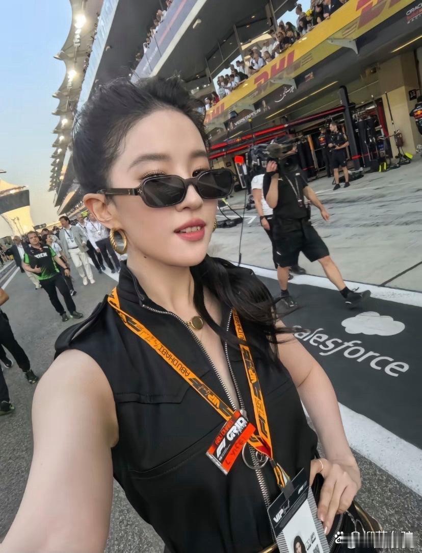 刘亦菲状态大蜕变！肉眼可见瘦了好多，线条更显轻盈利落，颜值气质再上一层楼，美出新