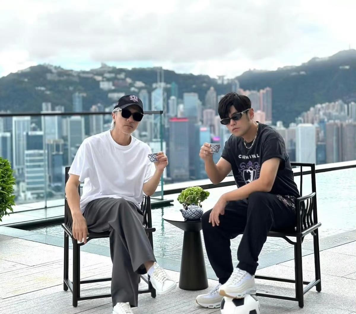 看来他们又要合作了！周星驰和周杰伦“双周合体”肯定会有好事，看周杰伦脚踩着足球就