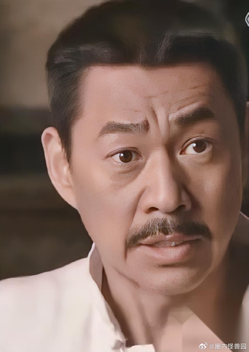 迟蓬在《雾都》里演过一个很搞笑的桥段，老爷对姨太太们说：谁捐的钱多，我晚上就陪谁