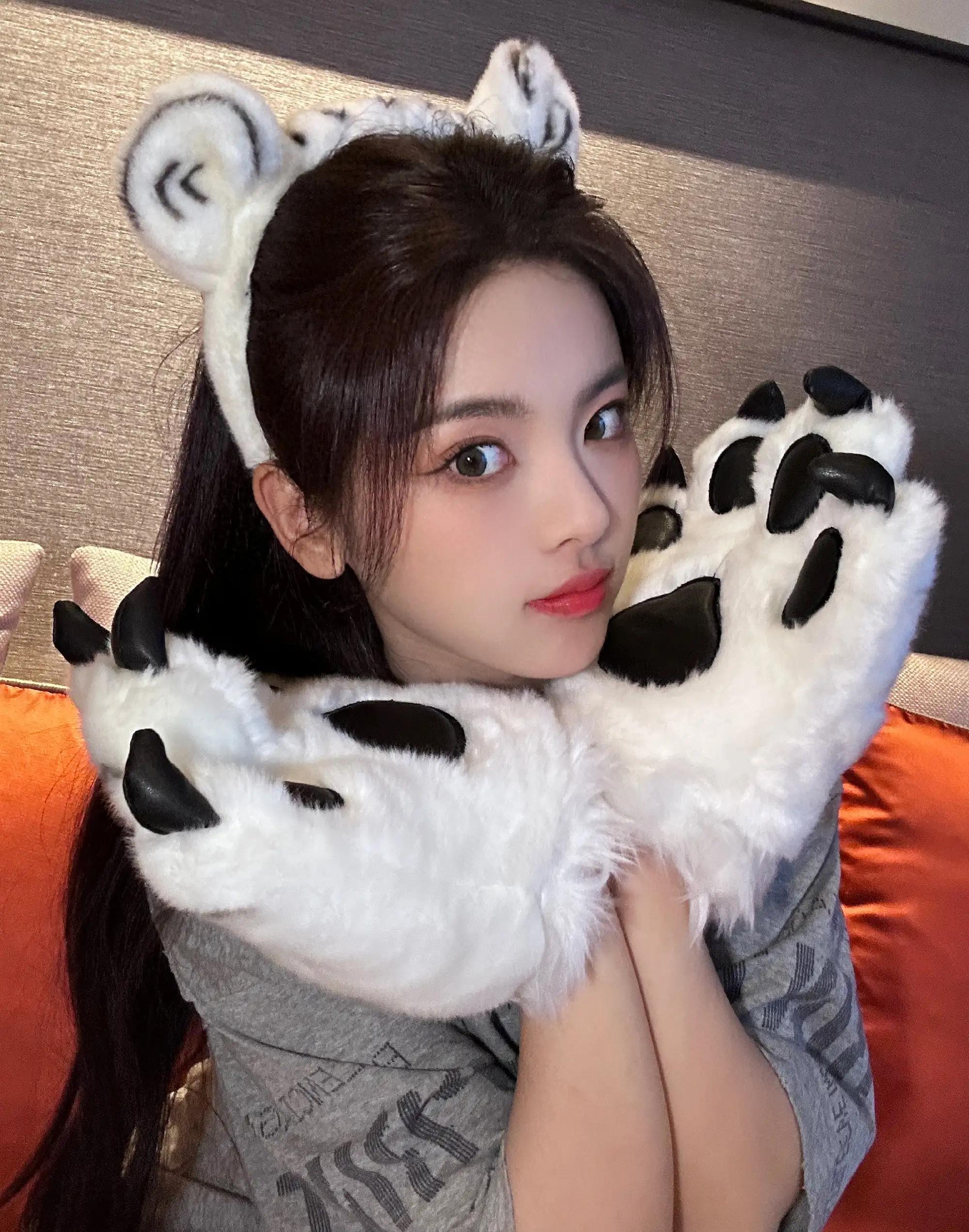 女星杨超越写真集：甜美俏丽、柔情似水