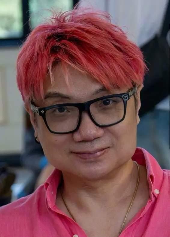我有个疑惑！程青松长得这么丑，甚至可以用恶心来形容，他在网上到处勾搭漂亮男艺