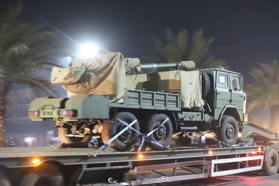 1月31日晚，新一批军事装备运抵马里首都巴马科，车队包括自行火炮、装甲车和重型卡