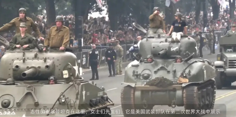 有网友发现了亮点：美国阅兵，坦克右边这人是干啥的？看着应该是个士兵，但怎么穿着