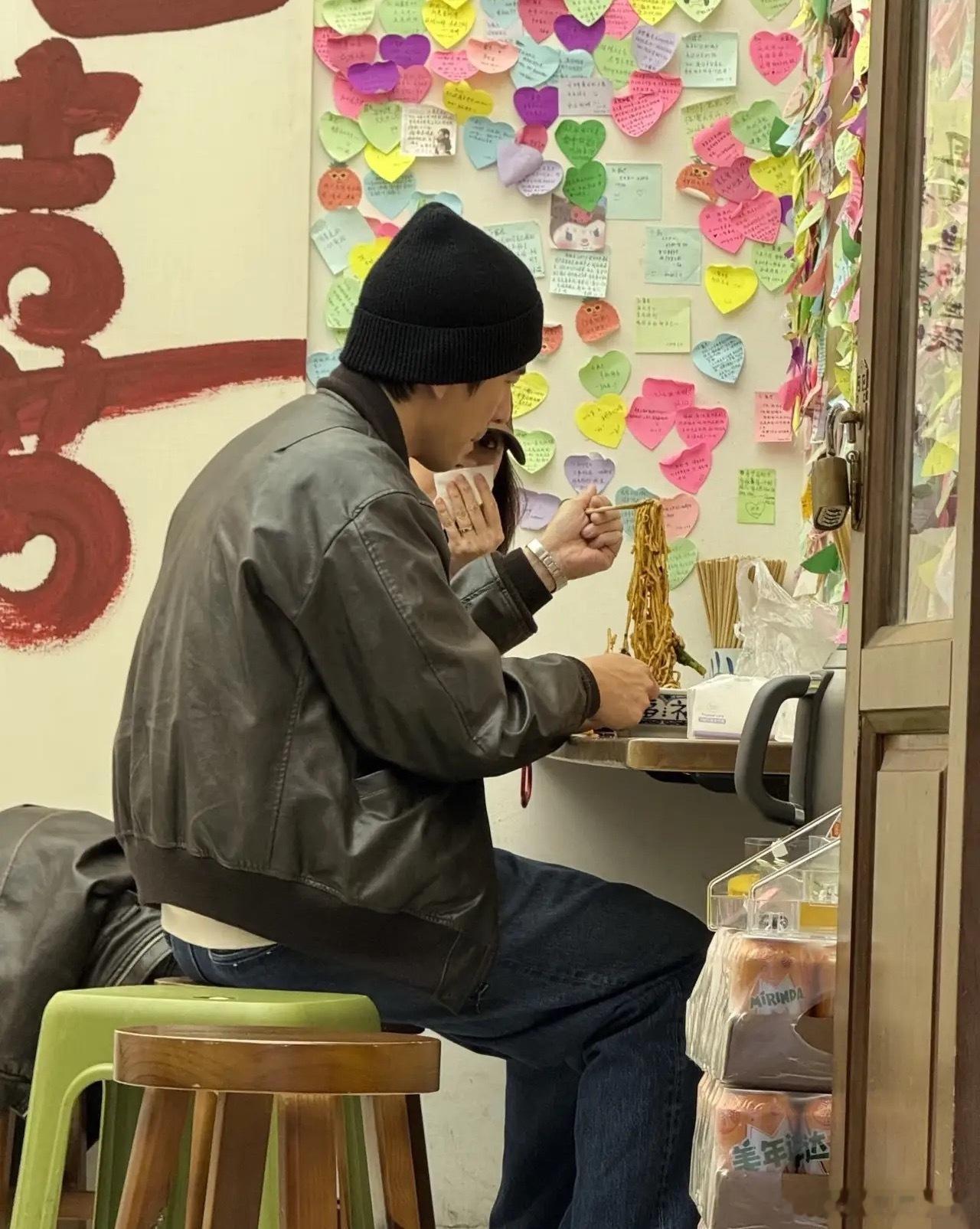 成都偶遇不老女神贾静雯和老公修杰楷在小店里吃面，夫妻俩人打扮特别时尚。最近贾静雯