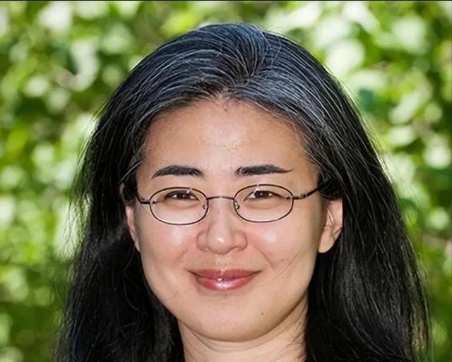 1999年，28岁北大才女田晓菲嫁给自己的美国导师，父母气的咬牙切齿，但田晓菲