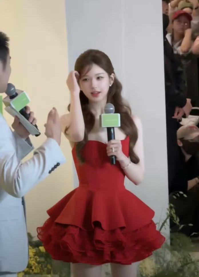 赵露思粉丝把她的裙子p成红色说她像贝微微你觉得像吗？
