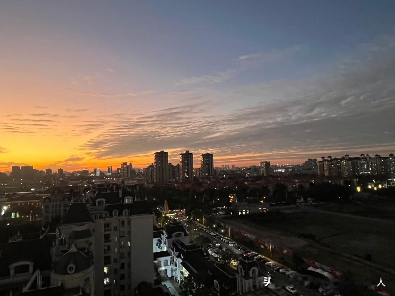 我同学今年40岁了，也不买社保，我劝说她了好几次，她就是不买，我真替她着急。