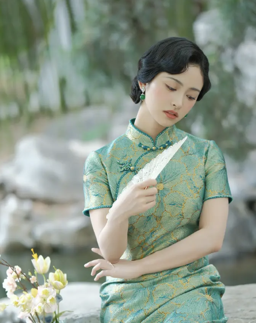 沈月着绿色旗袍温婉气质尽显超迷人