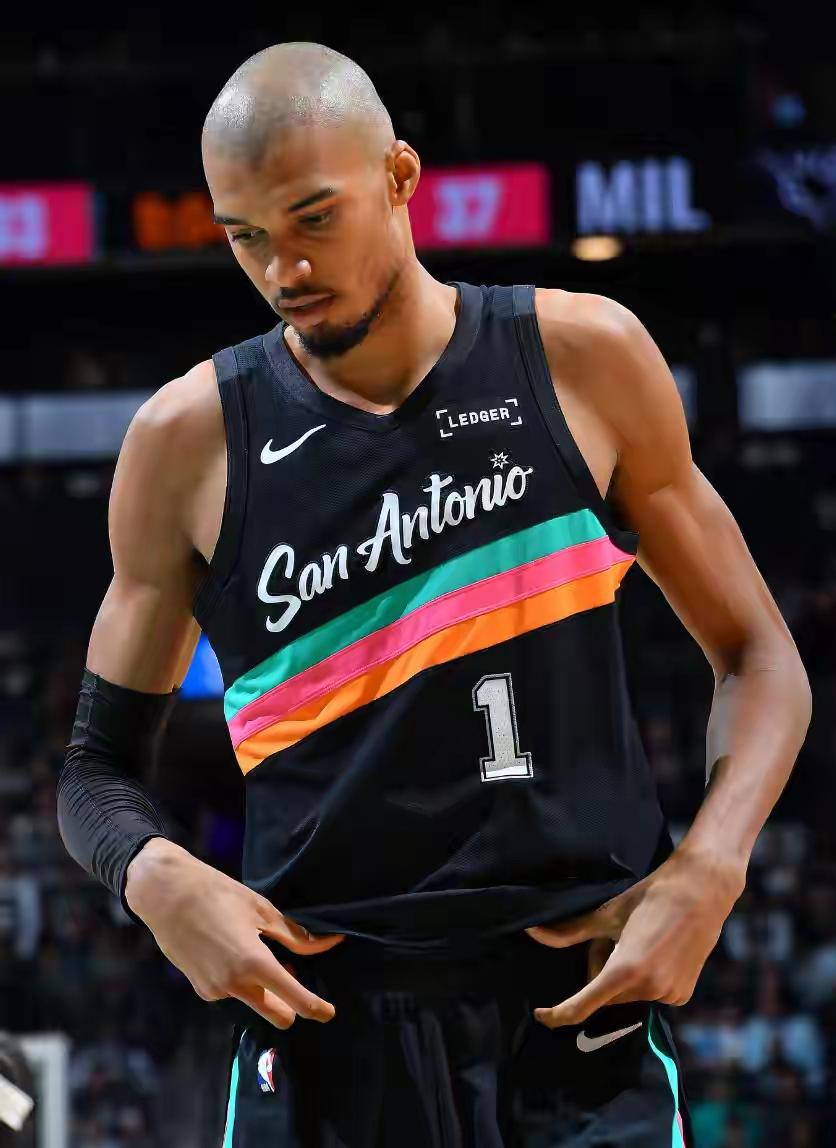 文班亚马真的是十八般武艺样样精通这次射落雄鹿用的竟然是六脉神剑剃了光头的文班