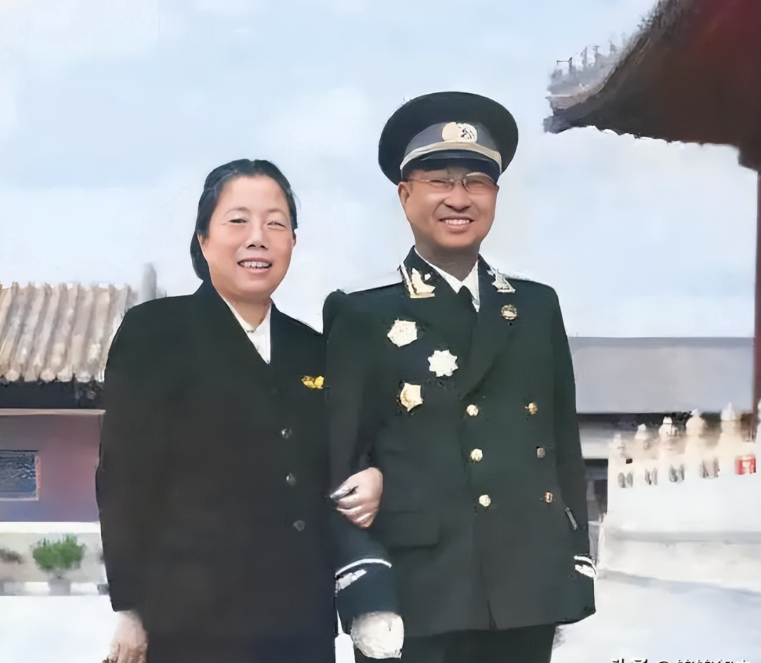 1955年9月27日，陈赓刚从紫光阁授衔仪式上走出来，没回家，也没去军队，只带着