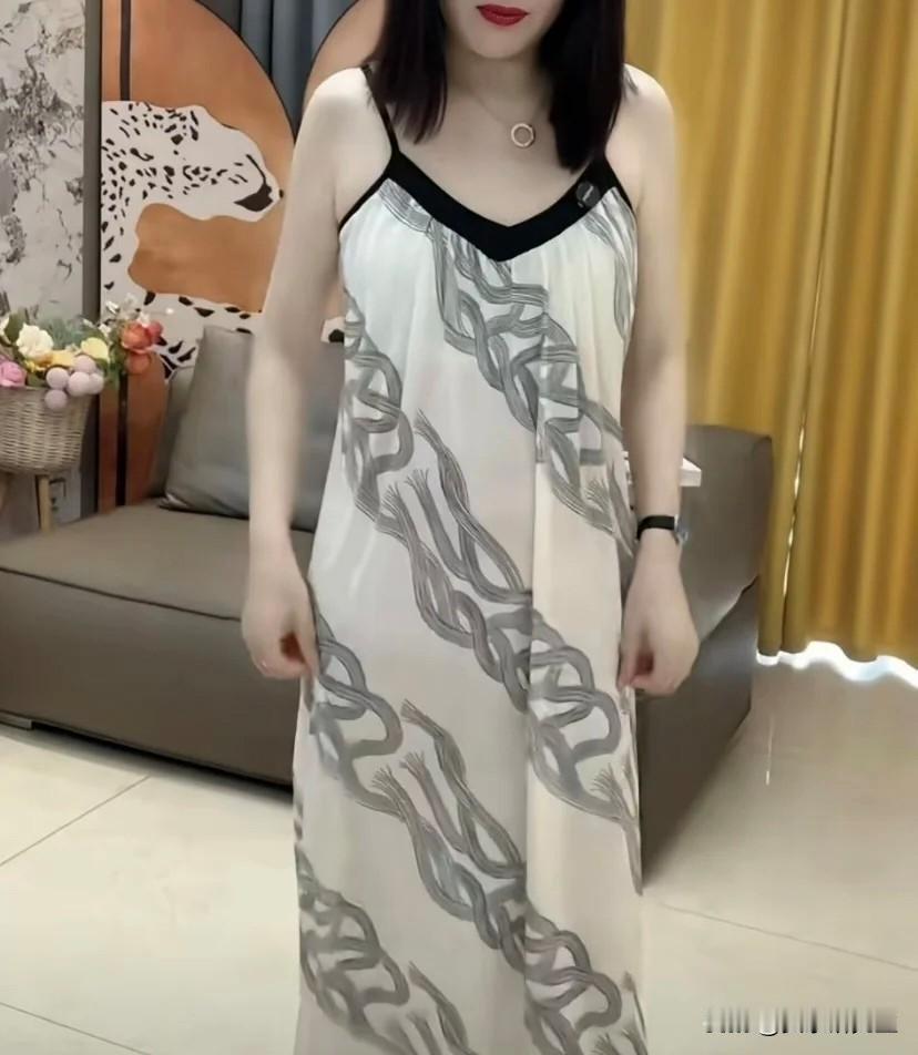 曾医生那件睡裙算是彻底火了。她估计自己都没想到，事情闹得这么大，大家最关心的除