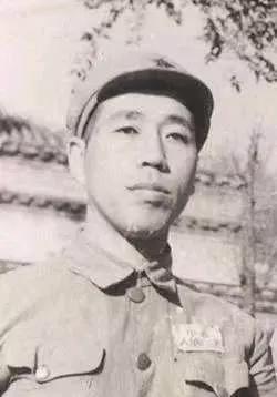 1943年，有位八路军营长受重伤，治了整整一年，动了7次手术，伤情还是没好