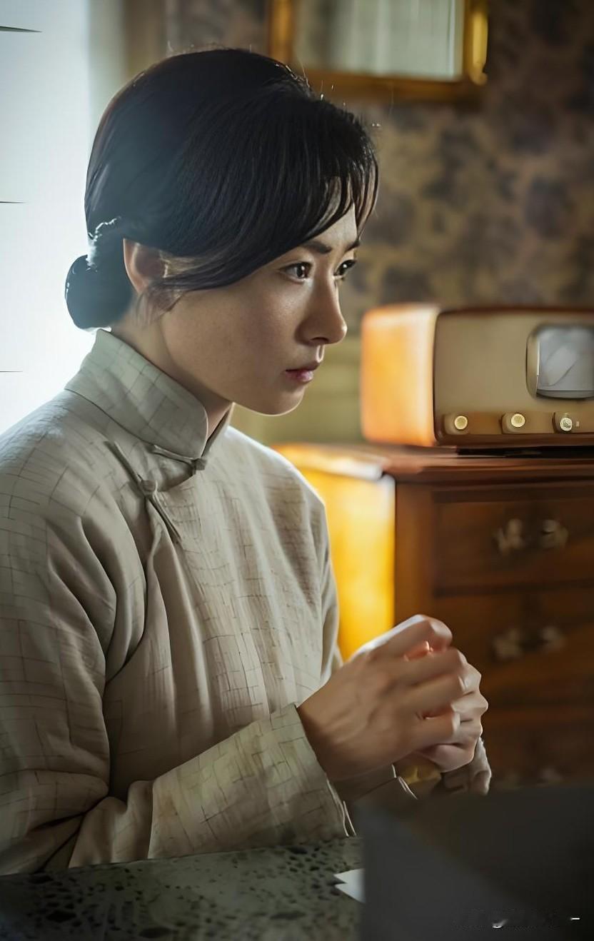 《八千里路云和月》最新一集，曾雪飞递给丁玉娇一个牛皮袋，江玉娇一脸困惑的