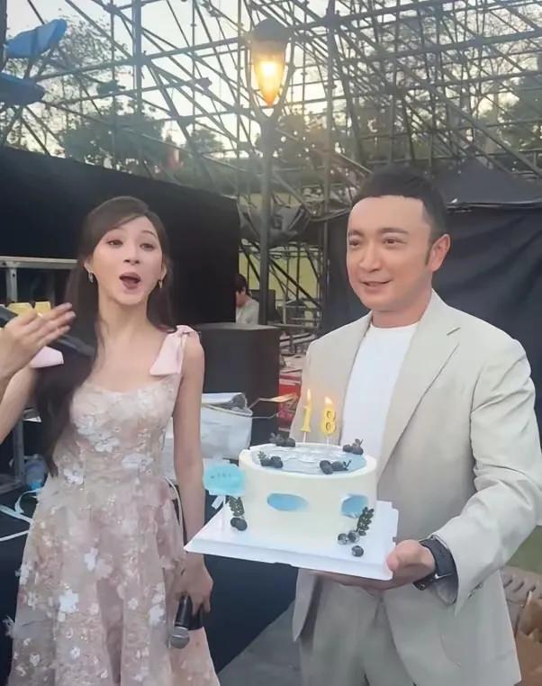 这是小尼过42岁的生日，马凡舒送给他蛋糕，通过这个节目，我们才知道小尼42岁了，