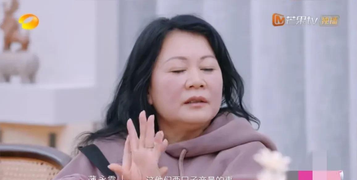 李嘉格，崩溃了。李嘉格在节目里直接失去表情管理，因为她妈妈曾经跟她说过，如果她