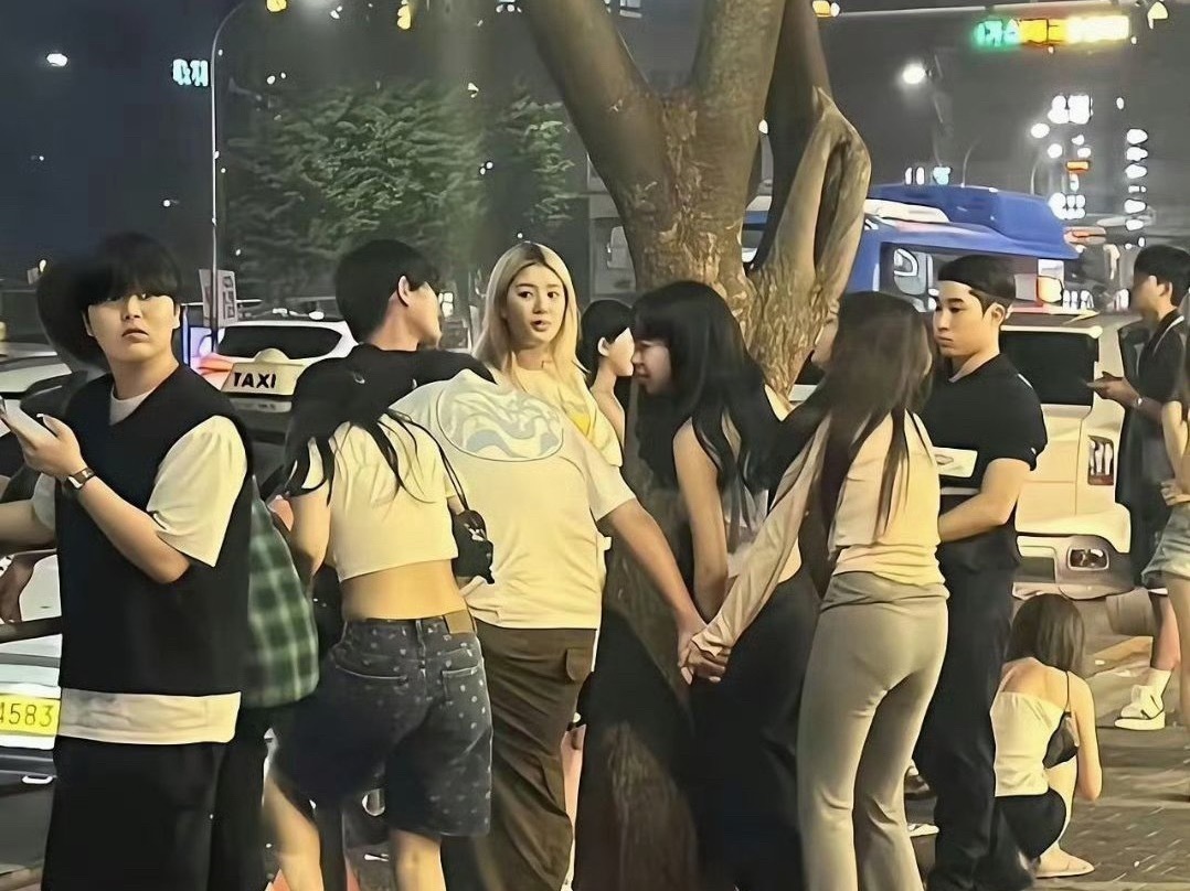 王思聪为啥每天跟女孩子混在一起吃喝玩乐，咋就不趁年轻干一翻事业