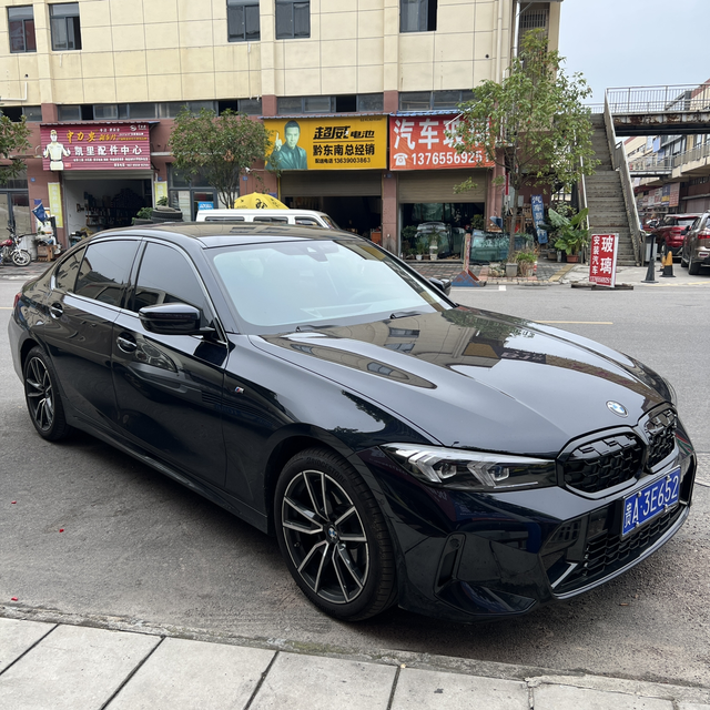 宝马3系改装外观目前改了全黑中网，车窗饰条做了黑化，尾标换了个黑色的330的尾