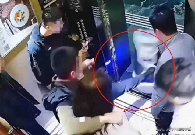 江苏，酒店里有一个送餐机器人，本来机器人在等电梯，当轿厢门打开之后、机器人准备上