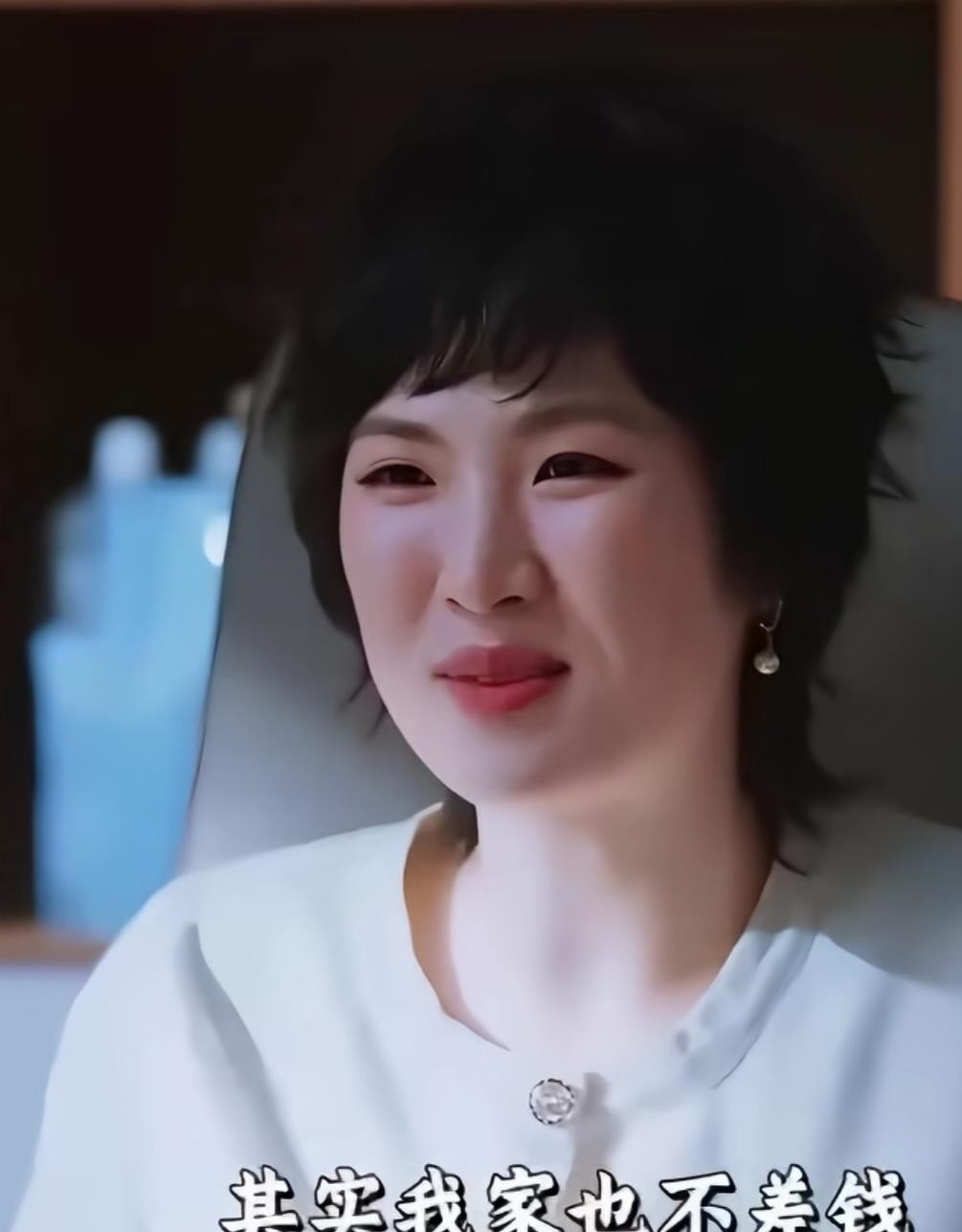 姚安娜在《老舅》里演美容院老板冯娟，一句“其实我家也不差钱，我就是爱干这个”成了全剧最出圈的名场面。