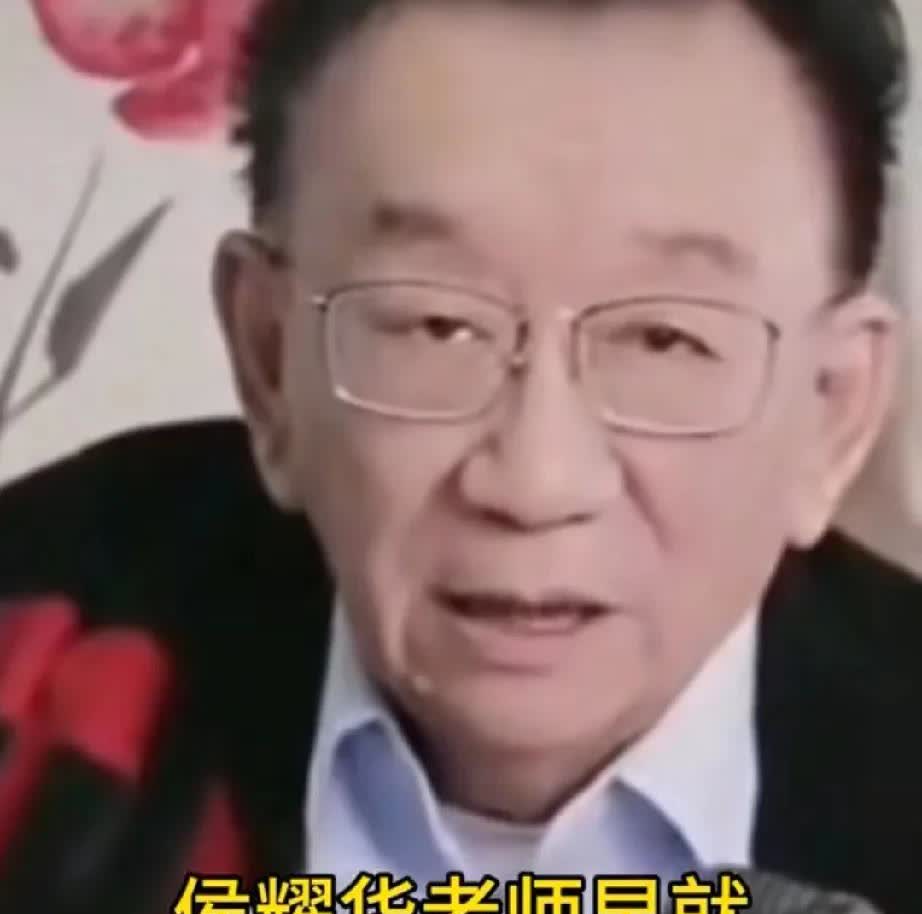 侯耀华相对于杨老五来说，人品高的太多了。很早之前侯耀华就提醒过杨老五，你爸爸杨少