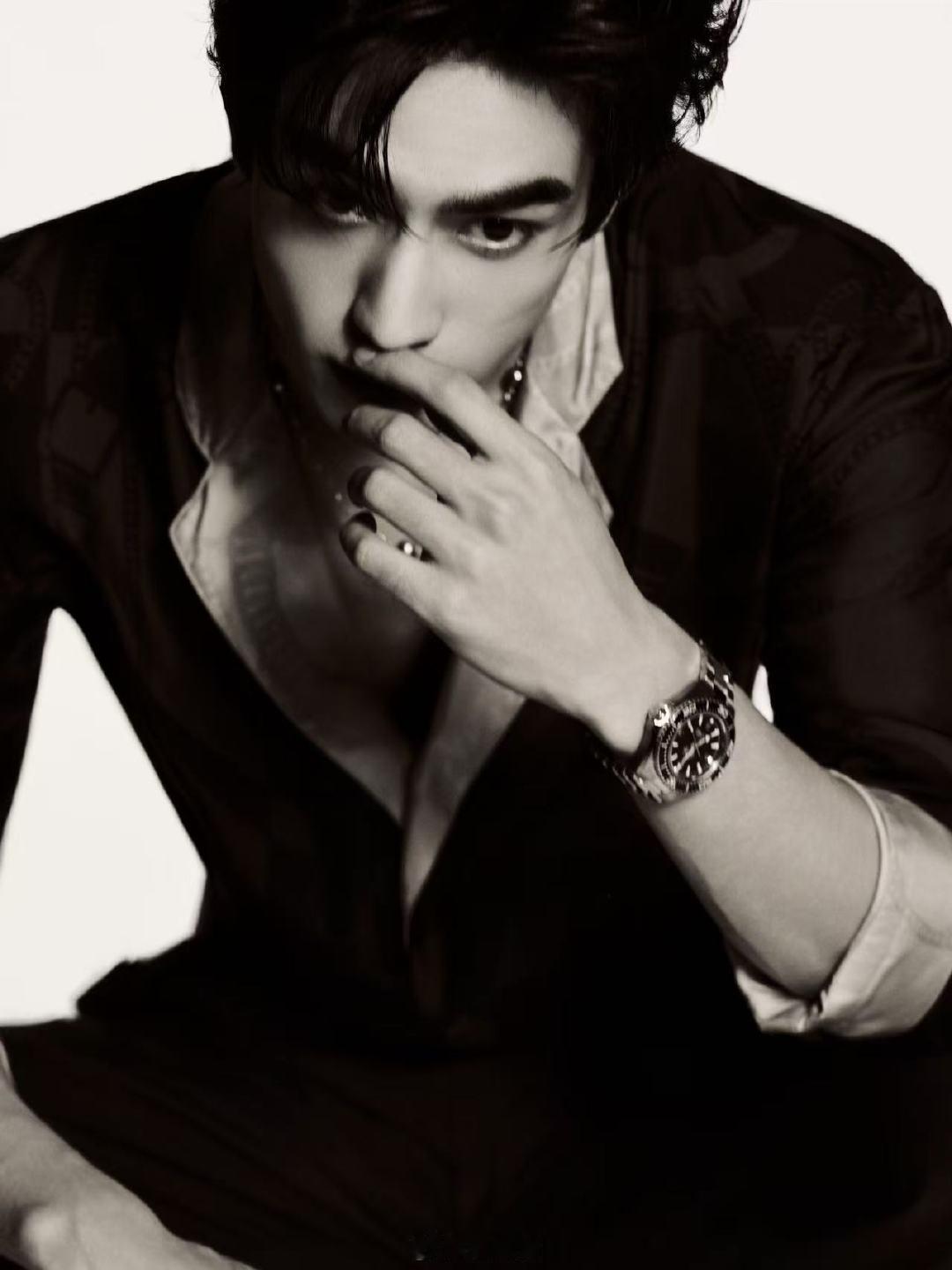 宋威龙哇哦这套西装赢在质感！利落剪裁衬出肩颈线条，无多余缀饰更显五官优越，坐