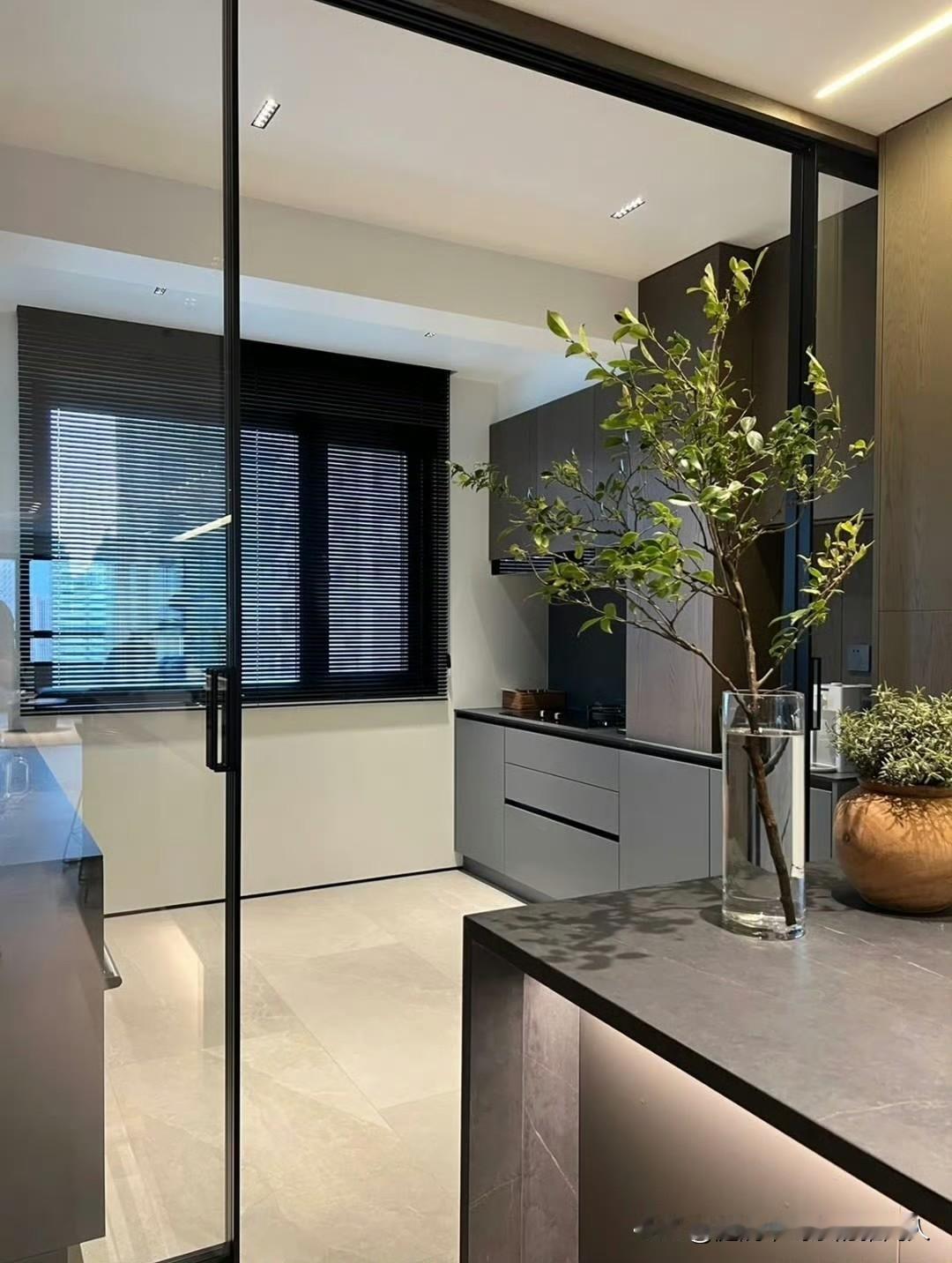 今天刷到一个视频，一个中年妇女46岁因为老公出轨选择离婚，虽然平时老公对她很好，